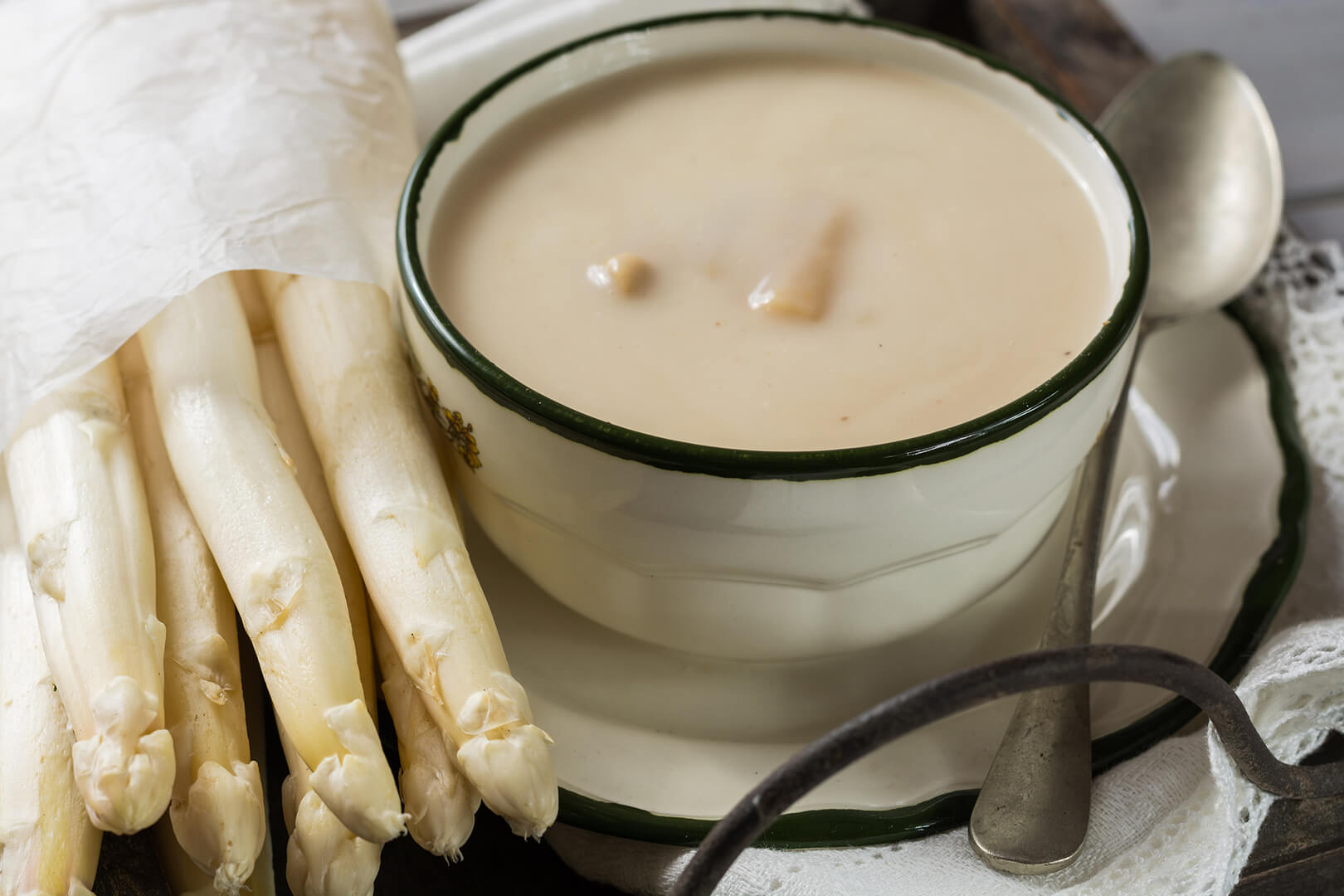 Verse witte asperges in het veld